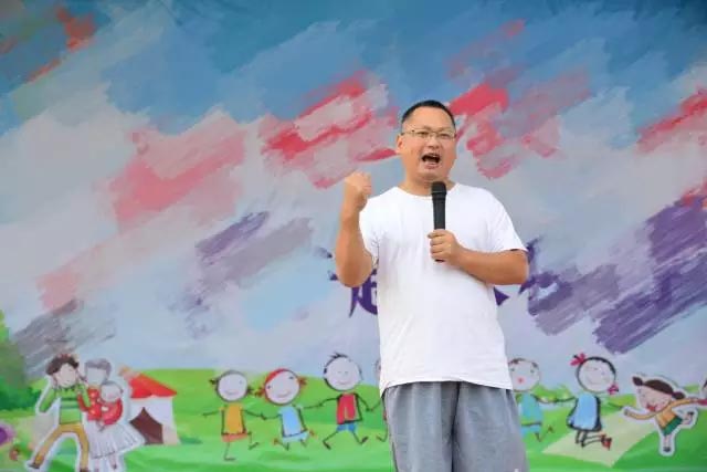 廣東博皓公司總經(jīng)理、鷹之家班主任尹總，為我們本次運(yùn)動(dòng)會(huì)致開(kāi)幕詞