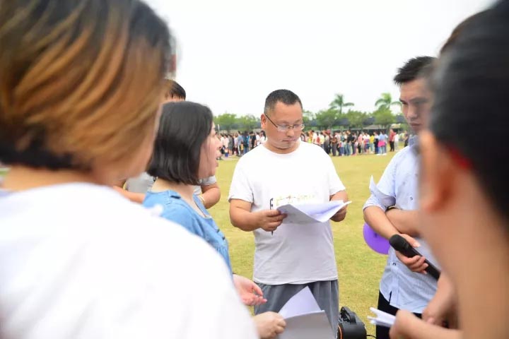 口哨發(fā)令、旗幟落下，比賽的完美呈現(xiàn)，離不開(kāi)裁判員的辛苦付出，低調(diào)是他們的代名詞