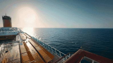 巨輪乘風破浪，向前航行