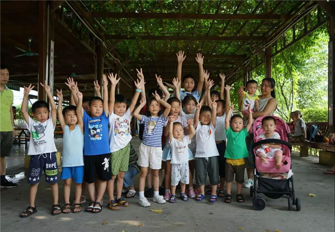 大手拉小手,緊緊不放手