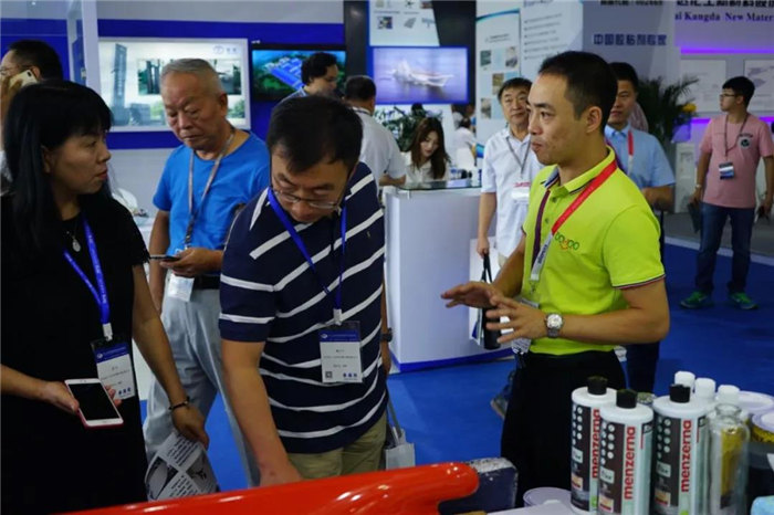 廣東博皓團隊耐心為不斷前來領取資料有意咨詢的賓客進行耐心講解，始終堅持用專業的技術知識為客戶提供最優的解決方案-2