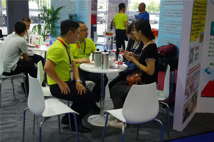 每一位光臨廣東博皓展位的客人都是我們遠方而來的朋友，坐下來喝喝茶、吃吃點心水果，一起聊聊復材那些事-1