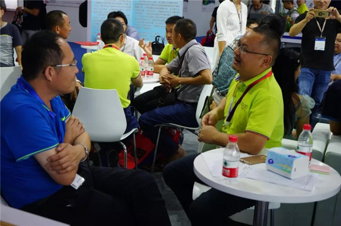 每一位光臨廣東博皓展位的客人都是我們遠方而來的朋友，坐下來喝喝茶、吃吃點心水果，一起聊聊復材那些事-2