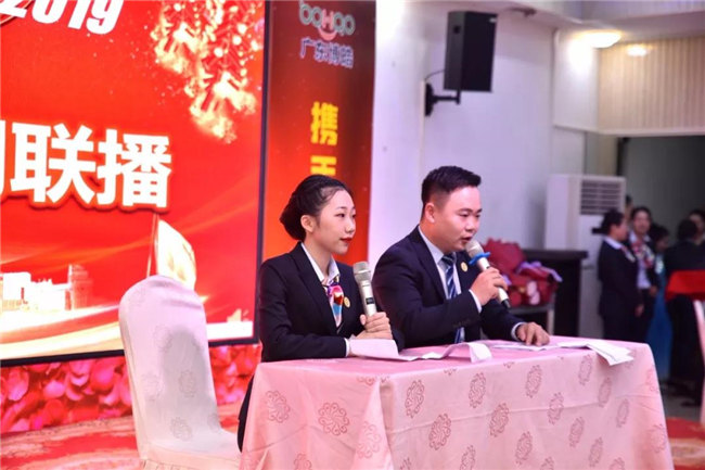 廣東博皓業務部侯令與行政部洪蘇齡帶來的小品《新聞聯播》