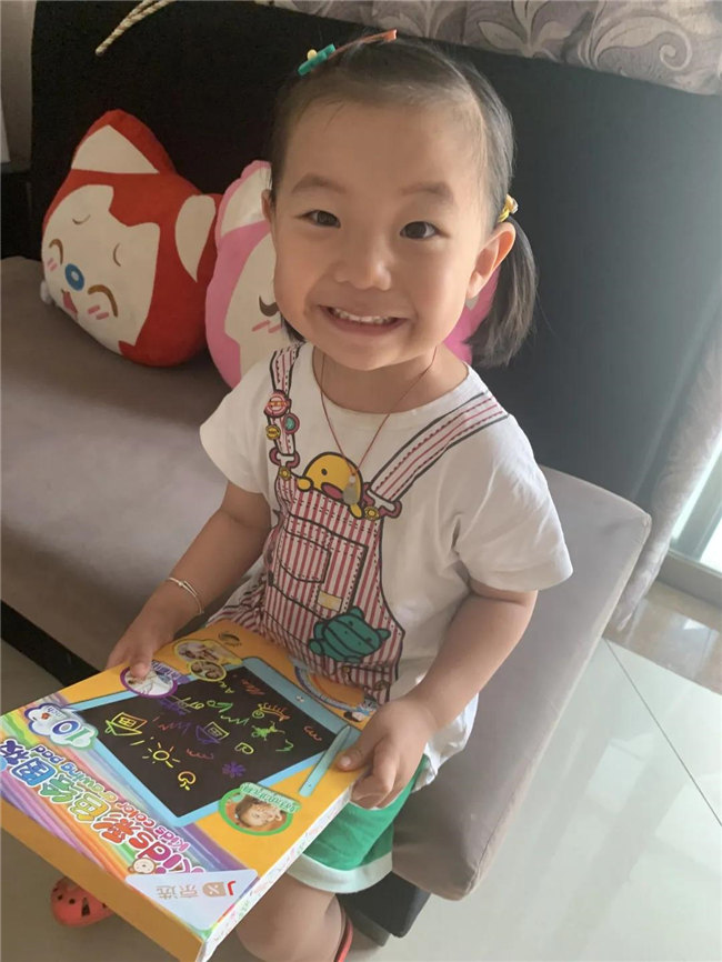 博二代收到了廣東博皓兒童節禮物,開心